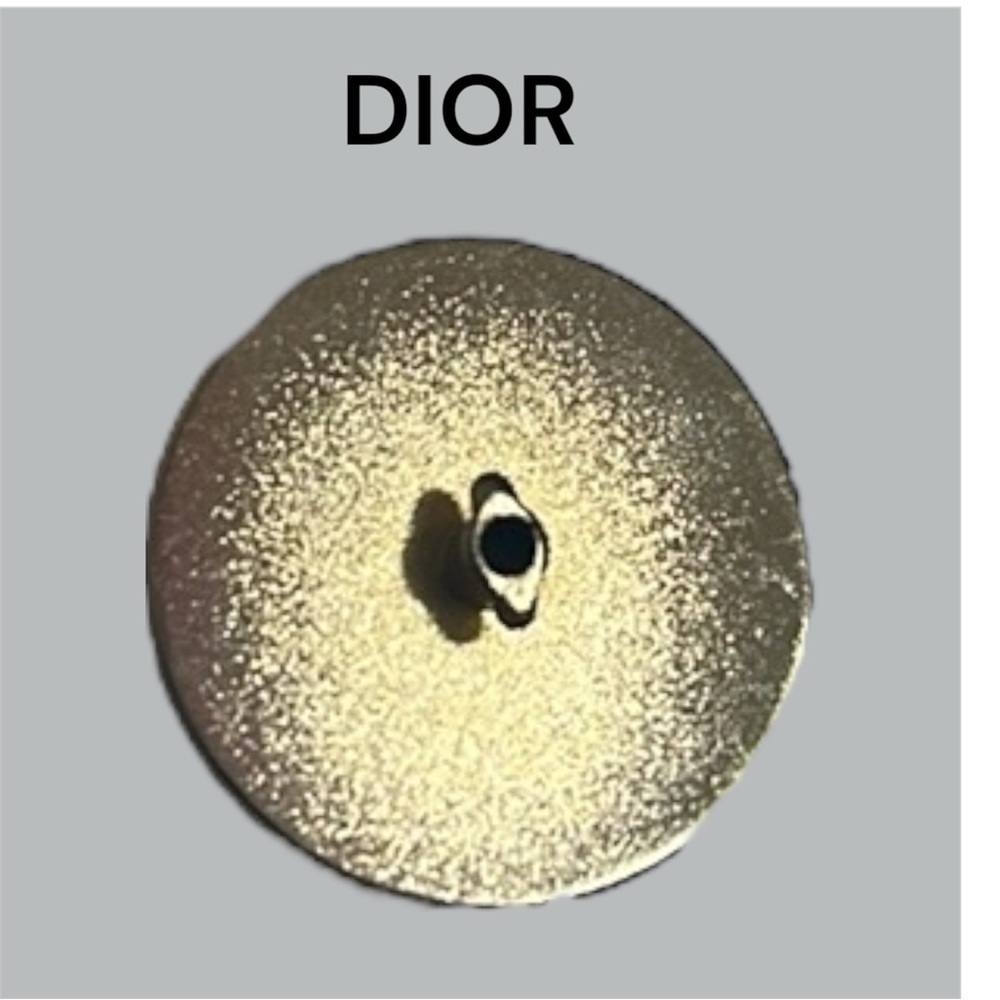 DIOR ICONIC CD LETTERS RHINESTONES 
BROOCH  BAG PIN
GOLD TONE METAL - Picture 3 of 6